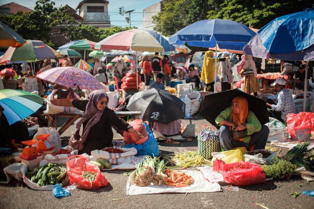 6月4日，印尼西苏门答腊省巴图桑卡的传统市场上，摊贩等待顾客。（图取自法新社）