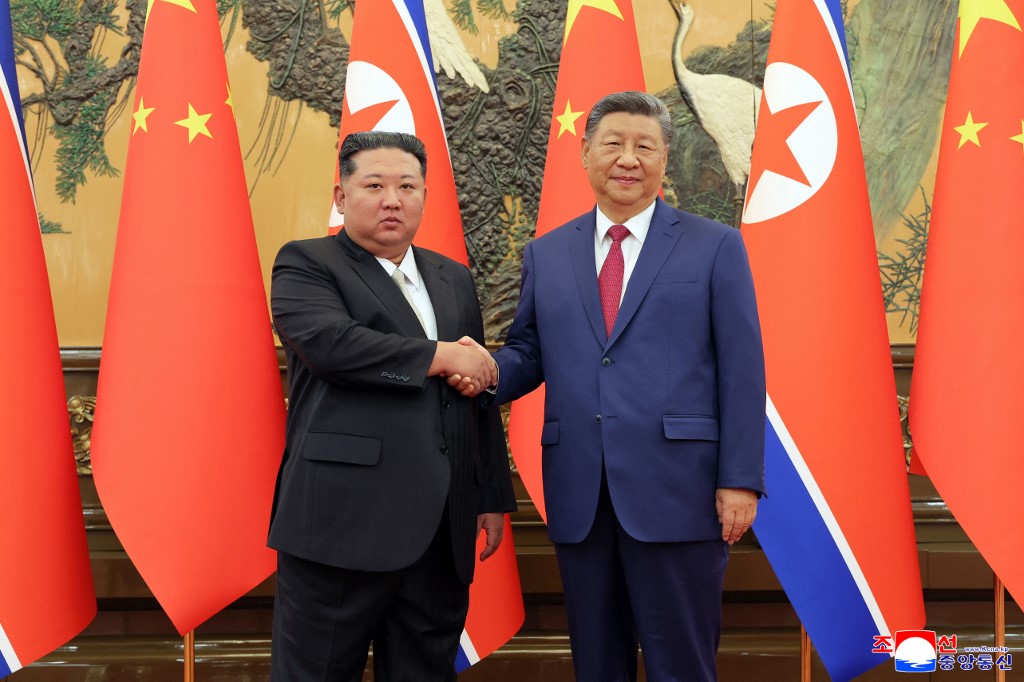 2025年9月4日,朝鲜最高领导人金正恩(左)和中国国家主席习近平在北京举行会谈。(图取自朝中社/法新社档案照) 2025年9月4日,朝鲜最高领导人金正恩(左)和中国国家主席习近平在北京举行会谈。(图取自朝中社/法新社档案照)