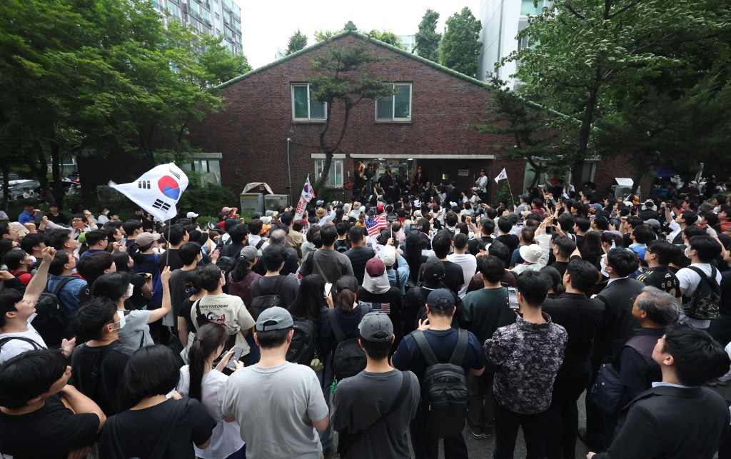 大批民众周四晚起包围首尔松坡区一个票站，要求当局不要计算该票站的选票，并阻止投票箱运出。（图取自韩联社/法新社）