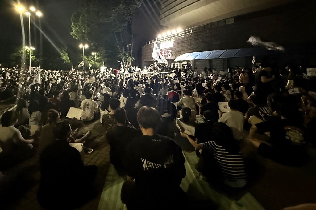 成千上万名韩国民众周日凌晨举行抗议,要求重新举行地方选举。(图取自法新社) 成千上万名韩国民众周日凌晨举行抗议,要求重新举行地方选举。(图取自法新社)