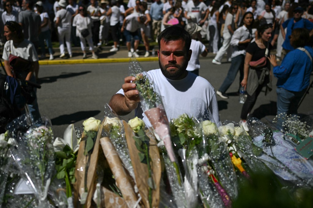在悼念莉安娜的静默游行结束后,有人在学校外献上一束鲜花。(图取自法新社) 在悼念莉安娜的静默游行结束后,有人在学校外献上一束鲜花。(图取自法新社)