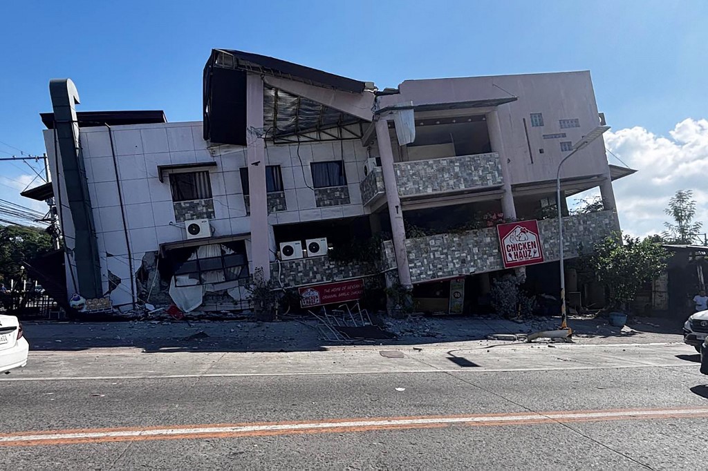 菲律宾桑托斯将军市周一发生7.8级地震,一栋建筑物倒塌。(图取自法新社) 菲律宾桑托斯将军市周一发生7.8级地震,一栋建筑物倒塌。(图取自法新社)