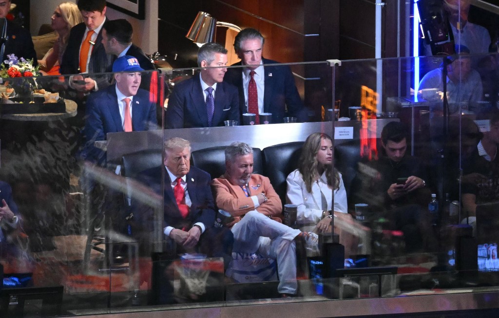 美国总统特朗普与尼克老板多兰于当地时间周一,一同出席在纽约麦迪逊广场花园举行的NBA总决赛第3场比赛。(图取自法新社) 美国总统特朗普与尼克老板多兰于当地时间周一,一同出席在纽约麦迪逊广场花园举行的NBA总决赛第3场比赛。(图取自法新社)