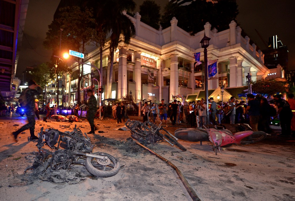 2015年8月17日,泰国士兵在曼谷市中心四面佛爆炸现场进行勘察。(图取自法新社档案照) 2015年8月17日,泰国士兵在曼谷市中心四面佛爆炸现场进行勘察。(图取自法新社档案照)