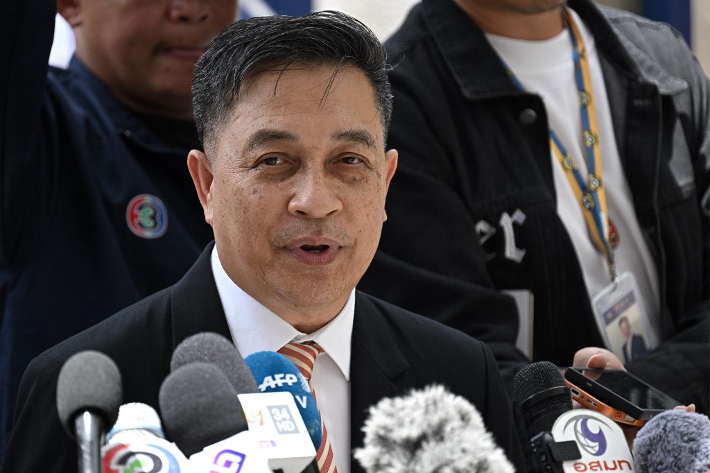 被告的代表律师楚查特周四在曼谷南刑事法院接受媒体采访。(图取自法新社) 被告的代表律师楚查特周四在曼谷南刑事法院接受媒体采访。(图取自法新社)