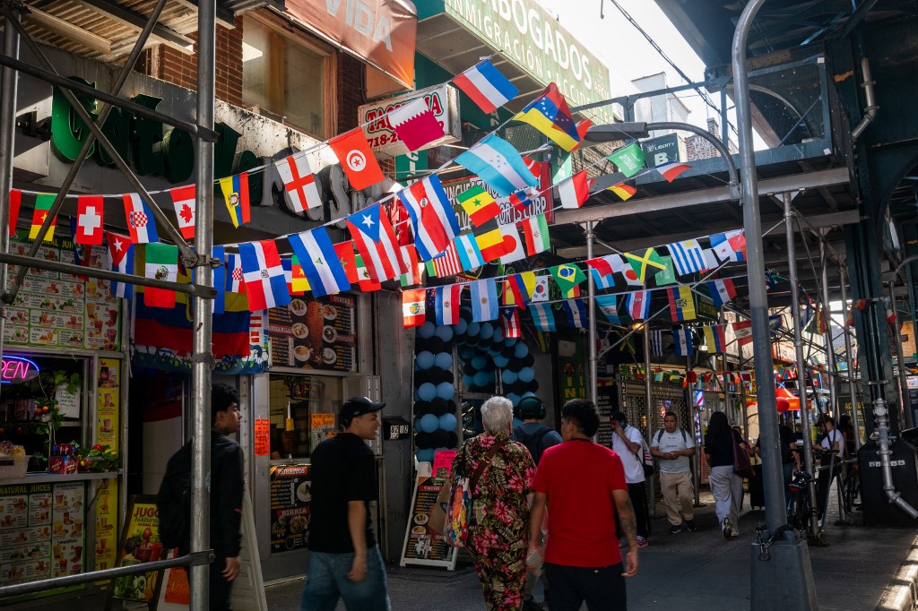 当地时间周二在纽约市皇后区,罗斯福大道沿线的商家们挂起旗帜、足球球衣和横幅,为世界杯做准备。皇后区是美国最具多元文化的地区之一,而罗斯福大道则是移民文化、夜生活和街头小贩的聚集地。(图取自法新社) 当地时间周二在纽约市皇后区,罗斯福大道沿线的商家们挂起旗帜、足球球衣和横幅,为世界杯做准备。皇后区是美国最具多元文化的地区之一,而罗斯福大道则是移民文化、夜生活和街头小贩的聚集地。(图取自法新社)