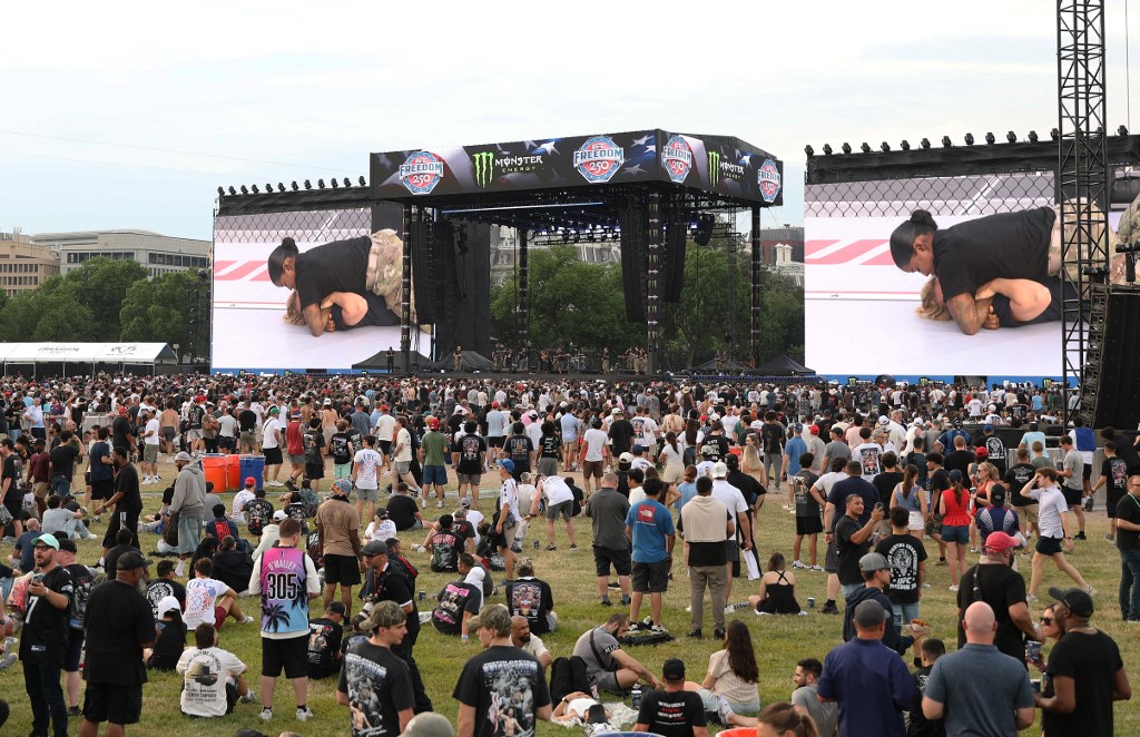 在“UFC Freedom 250”比赛于白宫南草坪举行前，粉丝们聚集在椭圆形草坪参加“UFC Freedom 250”粉丝节。（图取自法新社）