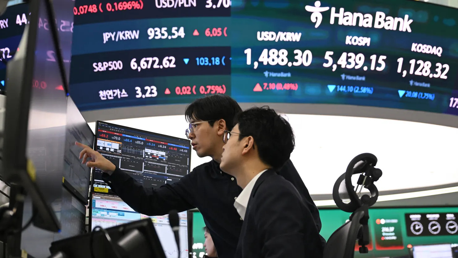 昨两度跌停板的韩国综合指数一度上涨363.32点或4.85%，再次促发熔断机制，程序化交易暂停5分钟。（法新社档案照）