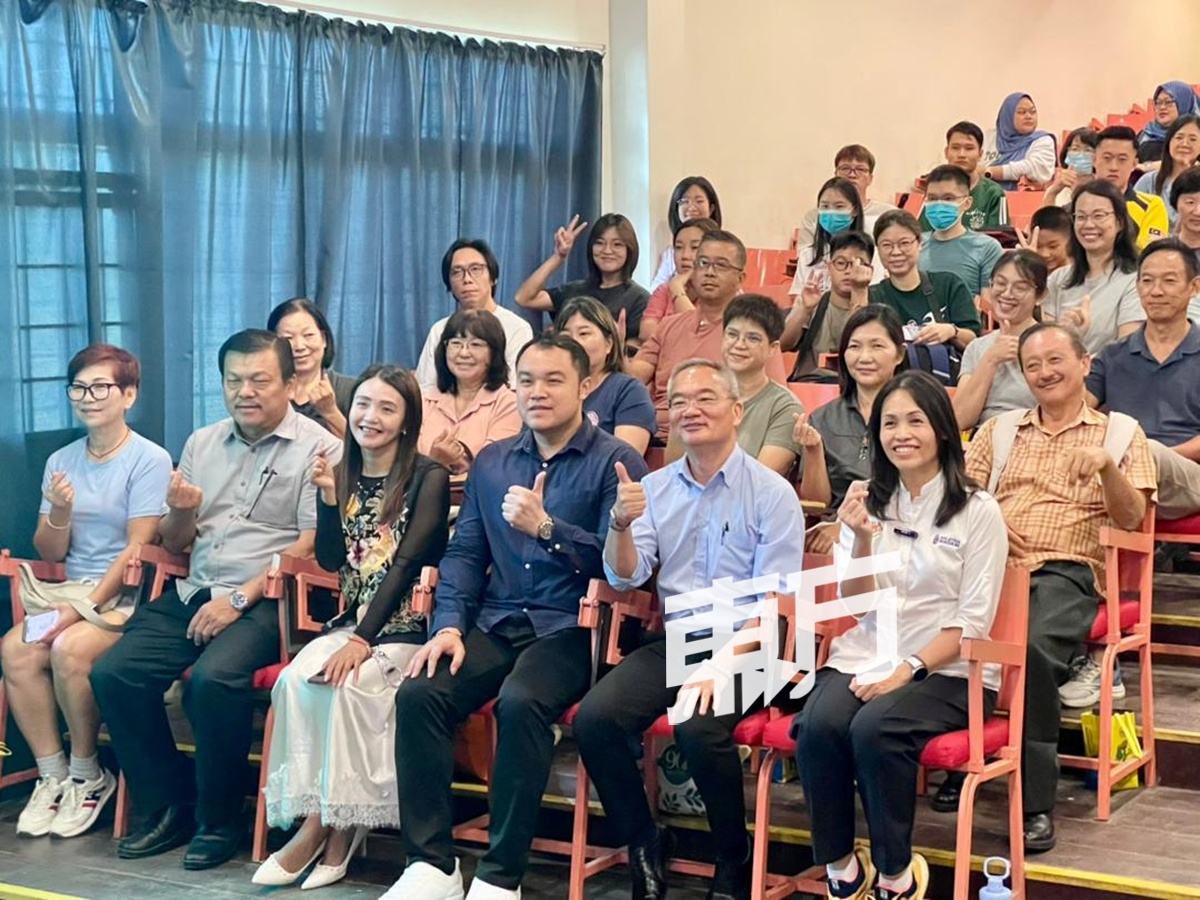 一众嘉宾与出席工作坊者合影，最前排右起为张念群、邱培栋、郭子毅、林朝雁及房宝文。