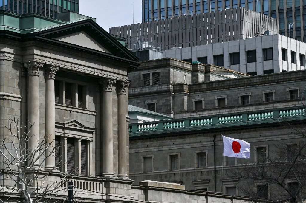 市场人士认为，通胀高于预期，将强化日本央行升息理由，也使6月政策会议更受瞩目。（法新社档案照）