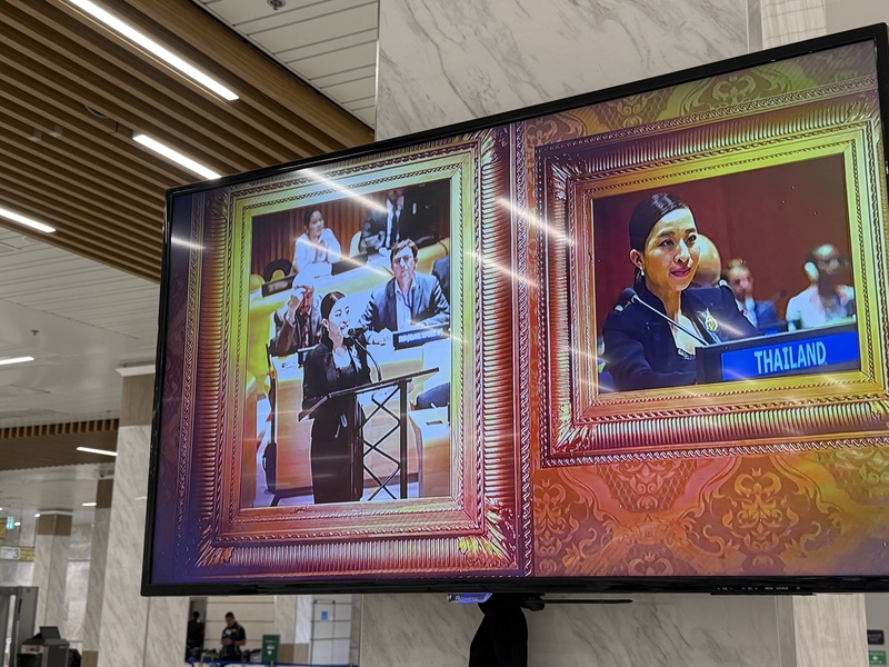 大皇宫悼念会场内播放泰国长公主帕差拉吉蒂雅帕生前参与国际事务的影像。长公主曾任检察官，并代表泰国参与联合国及国际事务工作。（图取自中央社）