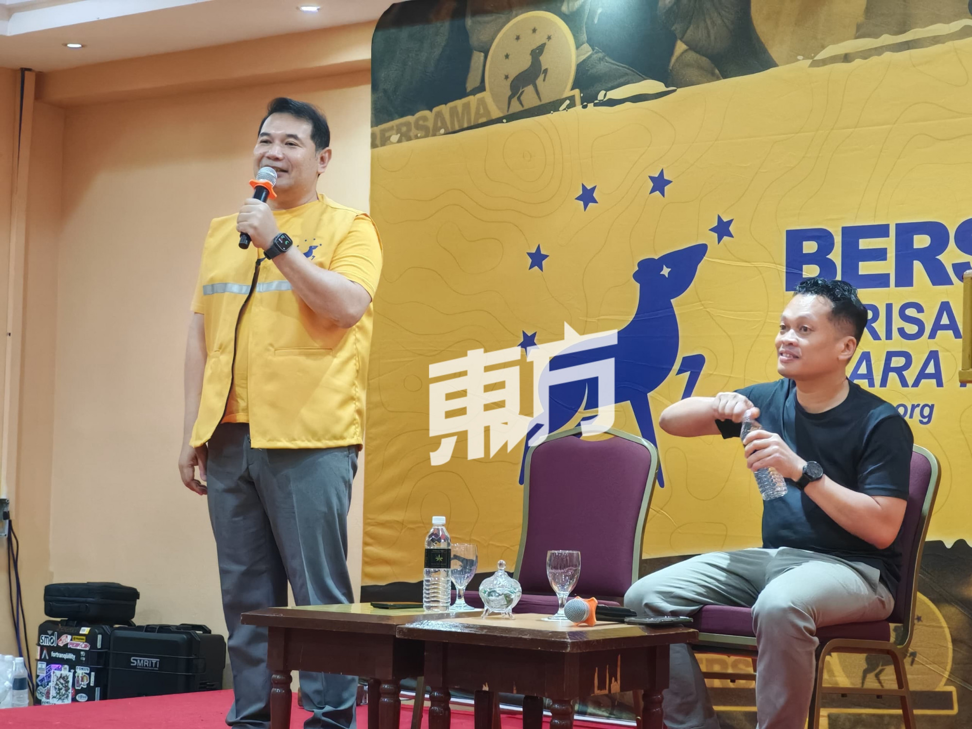 拉菲兹（左起）与聂纳兹米在马六甲演讲活动上解答支持者的问题。