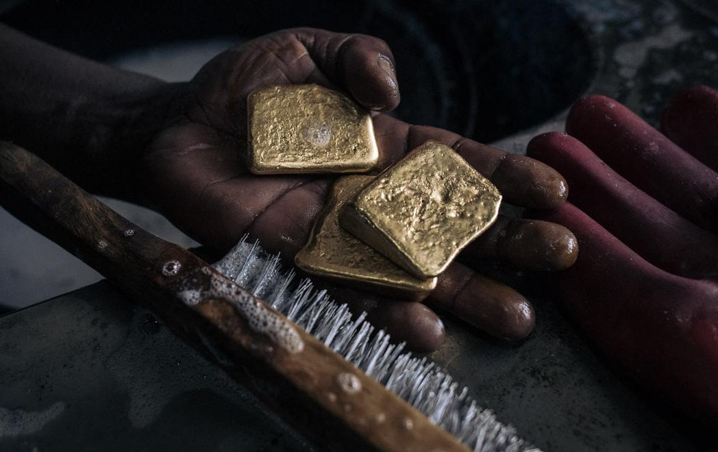 黄金商指出,走私商不需负担进口关税及商品服务税,因此即使折价4%以上,仍有极高盈利空间。(法新社档案照) 黄金商指出,走私商不需负担进口关税及商品服务税,因此即使折价4%以上,仍有极高盈利空间。(法新社档案照)