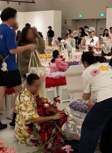 绒毛花吸引大批民众抢购。 绒毛花吸引大批民众抢购。