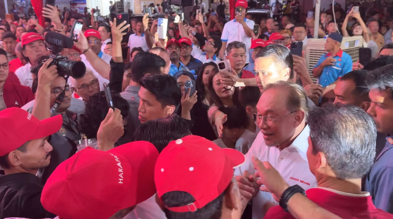 安华在晚上9时15分左右抵达活动现场，获大批民众欢迎。