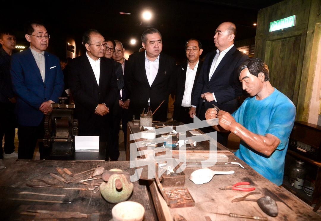 嘉宾们在吴逸平(右1)的带领下进入博物馆参观,深入探讨与交流有关华人早期下南洋打金的历史发展。左起为吴逸琛、欧阳玉靖、陆兆福及林景清。 嘉宾们在吴逸平(右1)的带领下进入博物馆参观,深入探讨与交流有关华人早期下南洋打金的历史发展。左起为吴逸琛、欧阳玉靖、陆兆福及林景清。