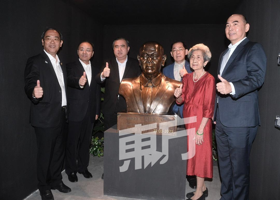 众人与吴德芳的铜像合影留念。左起为林景清、欧阳玉靖、陆兆福、吴逸琛、颜素华及吴逸平。 众人与吴德芳的铜像合影留念。左起为林景清、欧阳玉靖、陆兆福、吴逸琛、颜素华及吴逸平。