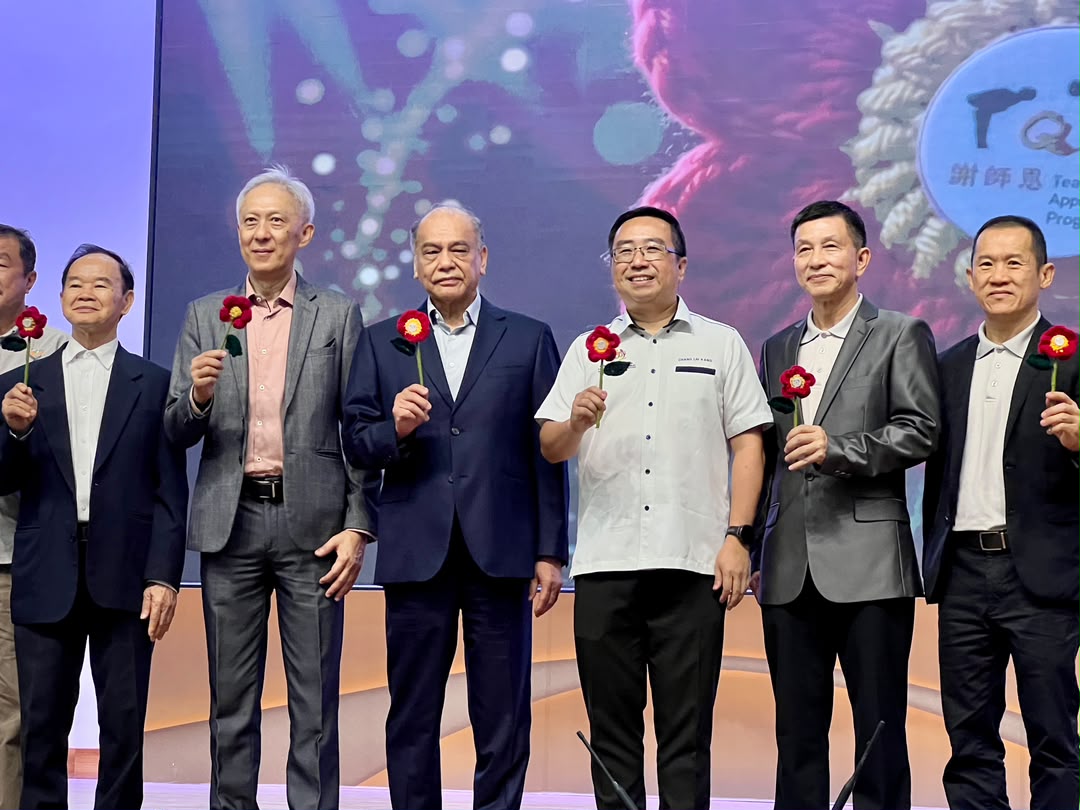 第三届谢师宴暨独中教职员感恩金颁发仪式上,众嘉宾获得一朵小红花。左起:陈大锦、童星存、陈广才、郑立慷、曾华健及李家发。 第三届谢师宴暨独中教职员感恩金颁发仪式上,众嘉宾获得一朵小红花。左起:陈大锦、童星存、陈广才、郑立慷、曾华健及李家发。