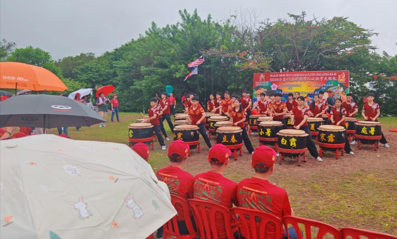 嘉宾抵达三宝山不久后，便开始下起绵绵细雨，大家仍留下欣赏表演。