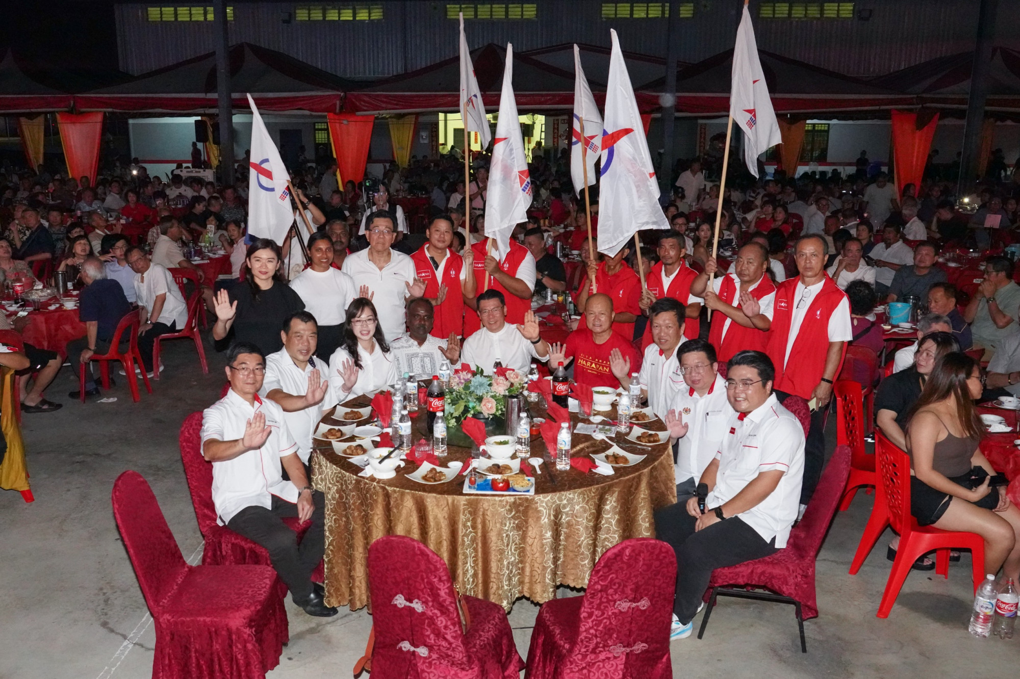 倪可敏（前左五）向全马人民喊话，呼吁全民监督国会议员于6月22日的修宪投票，确保两项重大修宪案顺利通过。前左起是郑国霖、罗思义、崔慈恩、西华古玛、谢保恒、黄文标、周锦欢及吴家良；后左起是古海燕及杜尔西。