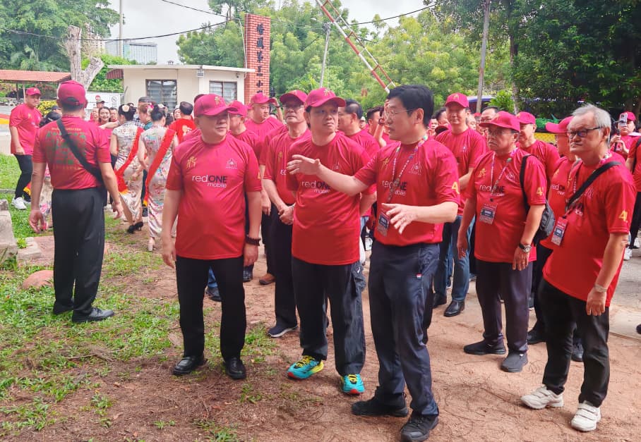 房有平(前排右起)向曾敏凯和林家全讲解全国华人文化节火炬礼的活动意义。 房有平(前排右起)向曾敏凯和林家全讲解全国华人文化节火炬礼的活动意义。