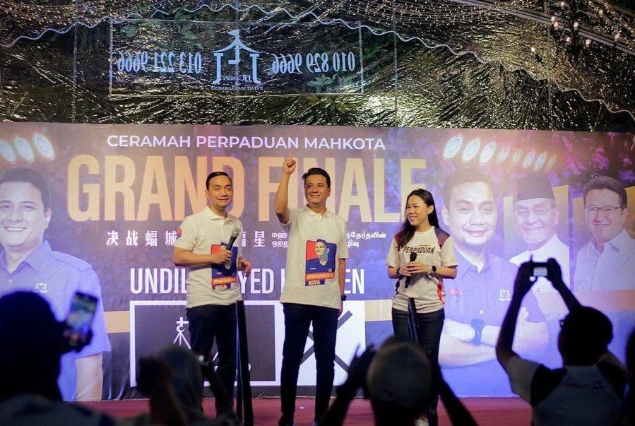 吴家良在面子书放出翁哈菲兹在2024年马哥打州补选前夕，与行动党居銮国会议员黄书琪一起为国阵候选人赛福星“决战蝠城，力挺福星”选前政治讲座的同台照片。