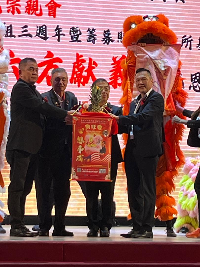陈坤城(左起)、陈湘发、陈国伟和陈厚梁为晚宴主持开幕。 陈坤城(左起)、陈湘发、陈国伟和陈厚梁为晚宴主持开幕。
