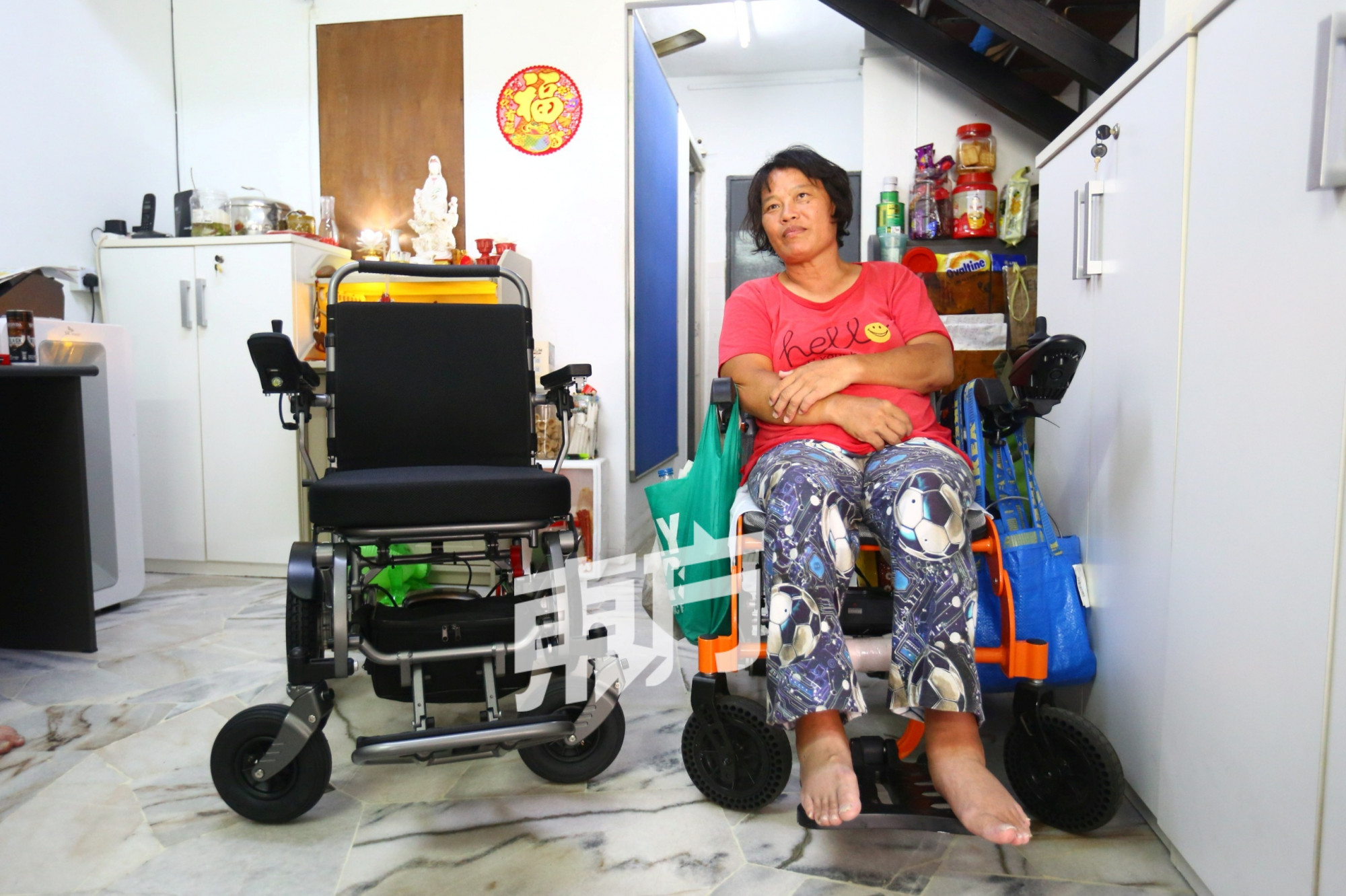 许丽萍对获赠全新电动轮椅感到开心及感激,惟因新轮椅的性能与此前使用的轮椅有所不同,仍需时间适应及熟悉操作方式。 许丽萍对获赠全新电动轮椅感到开心及感激,惟因新轮椅的性能与此前使用的轮椅有所不同,仍需时间适应及熟悉操作方式。