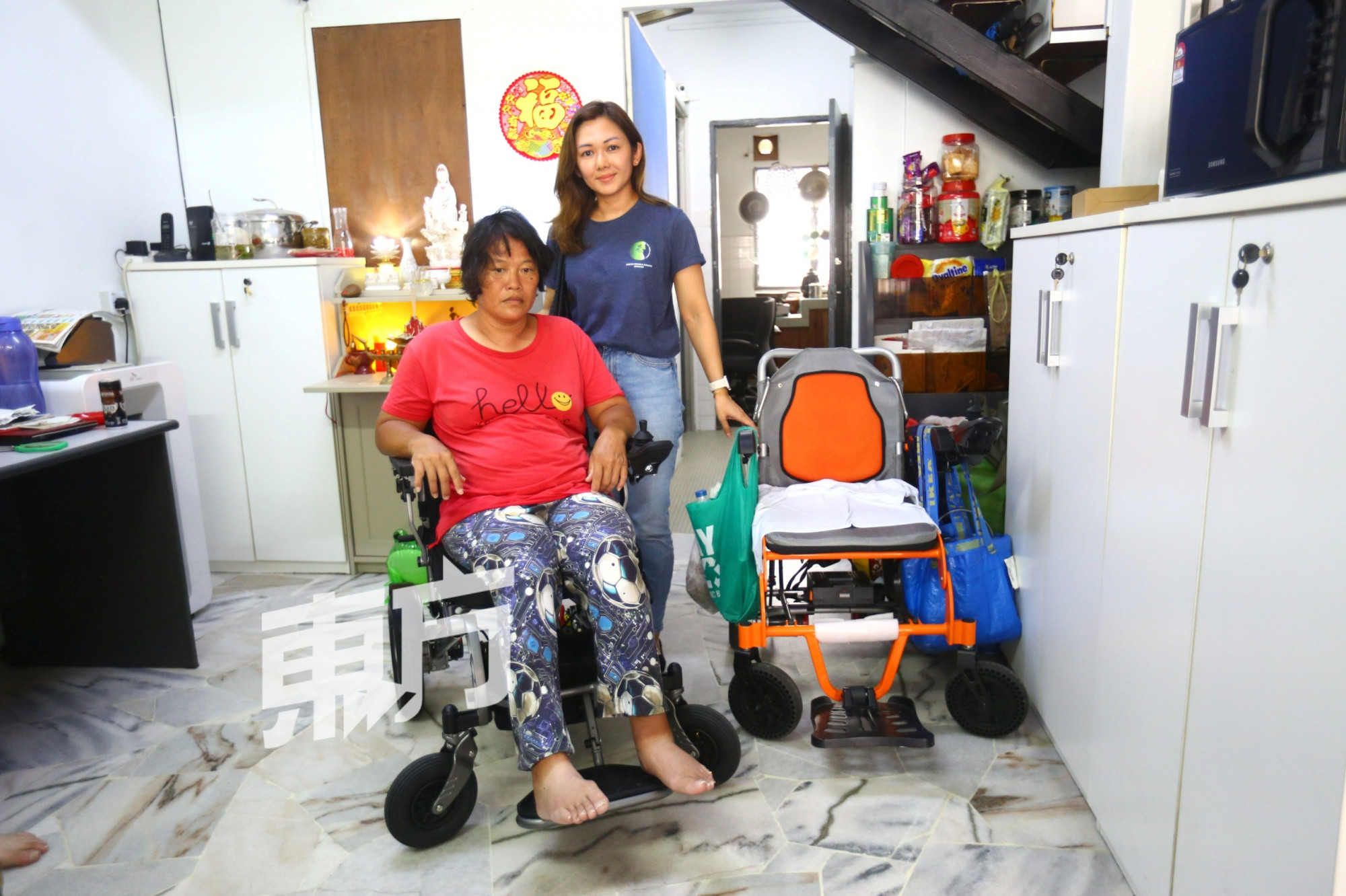 谭小姐(后)表示,包括她在内的11名人参与筹款,并在短短5天内筹得约1万500令吉,购置一台与许丽萍过去使用同品牌的全新电动轮椅;前为许丽萍。 谭小姐(后)表示,包括她在内的11名人参与筹款,并在短短5天内筹得约1万500令吉,购置一台与许丽萍过去使用同品牌的全新电动轮椅;前为许丽萍。
