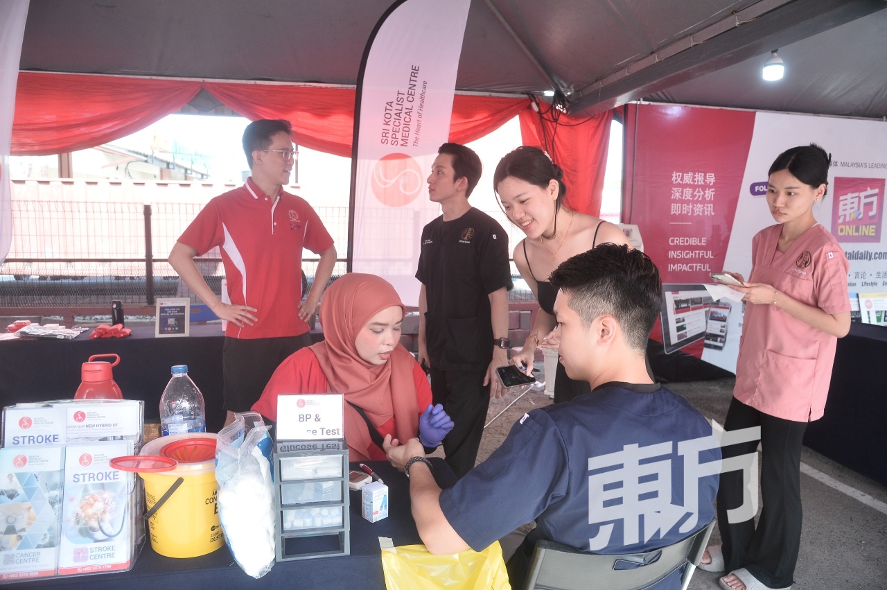 巴生刘永美专科医疗中心在现场为民众提供免费血压与血糖检测,并开放中风、心脏疾病、癌症及备孕等健康配套的咨询。 巴生刘永美专科医疗中心在现场为民众提供免费血压与血糖检测,并开放中风、心脏疾病、癌症及备孕等健康配套的咨询。