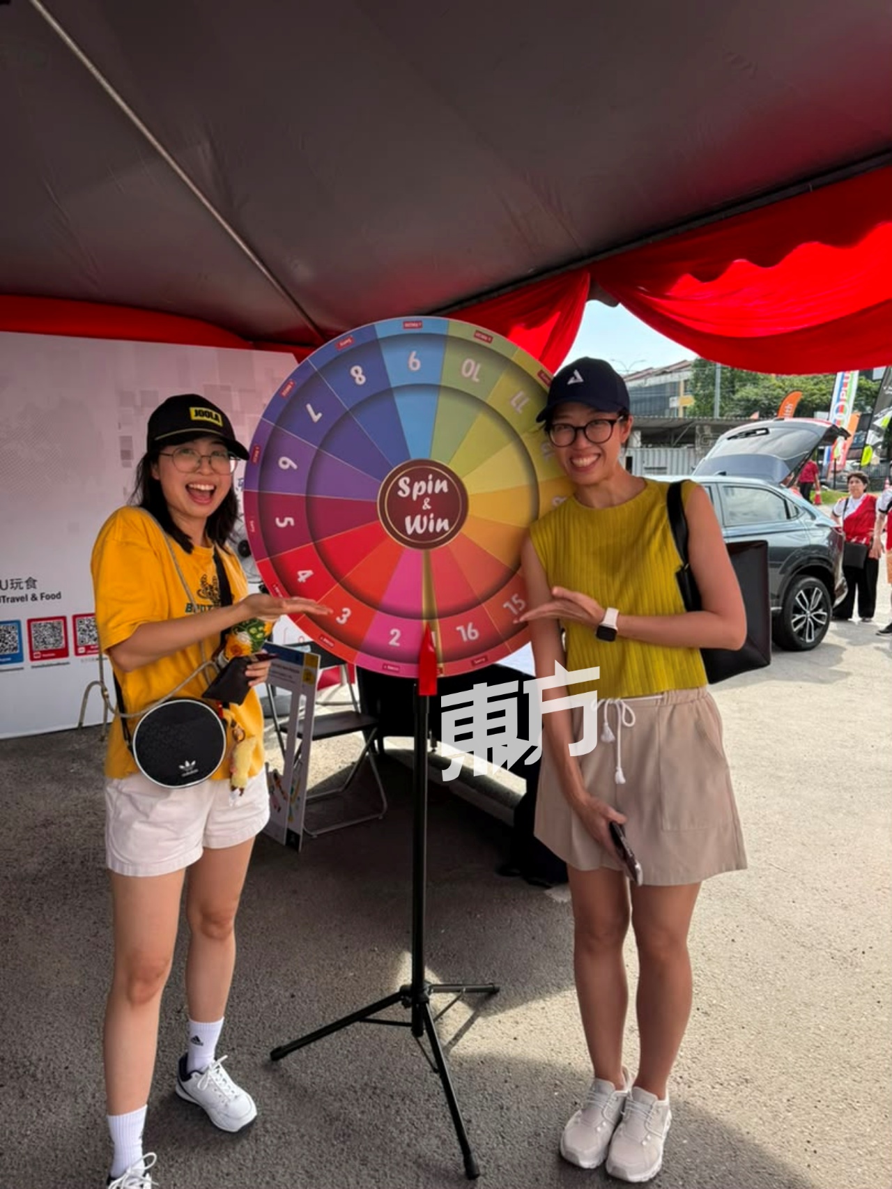 Like &amp; Share 《东方日报》和《U玩食》，抽中价值1688令吉的 GINTELL XQIAO Q1 Treadmill 跑步机大奖的叶雪霓（右），与友人分享喜悦。