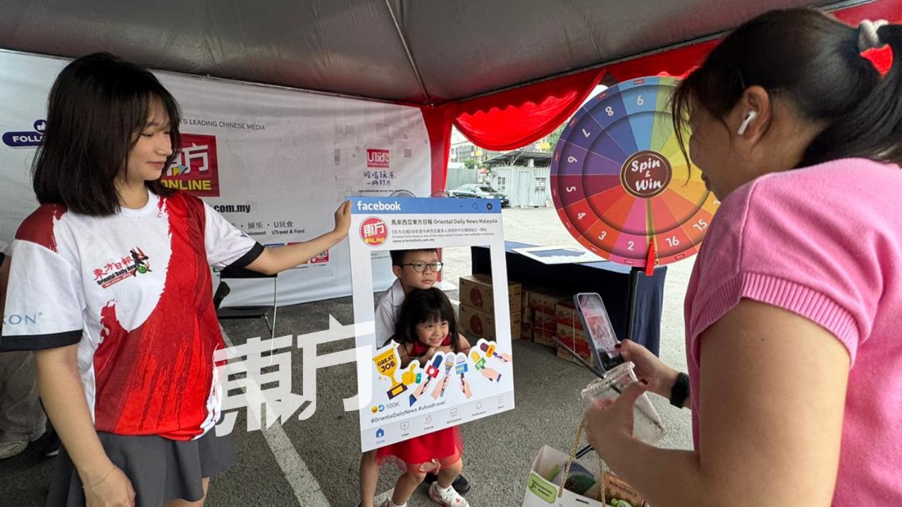 《东方日报》展位互动活动，获前来观赛的民众热烈参与。