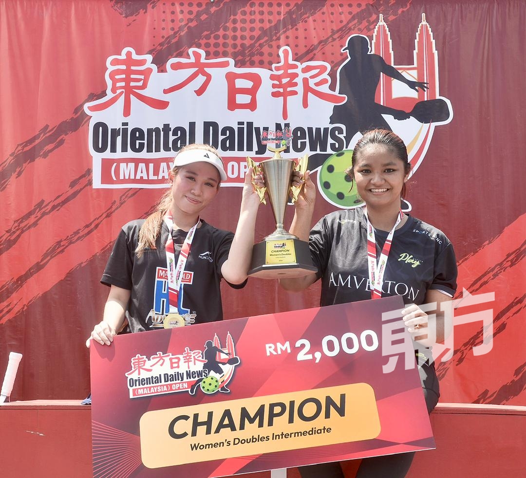 中级组女子双打赛冠军为冯月静（左）和莎哈拉（右）。