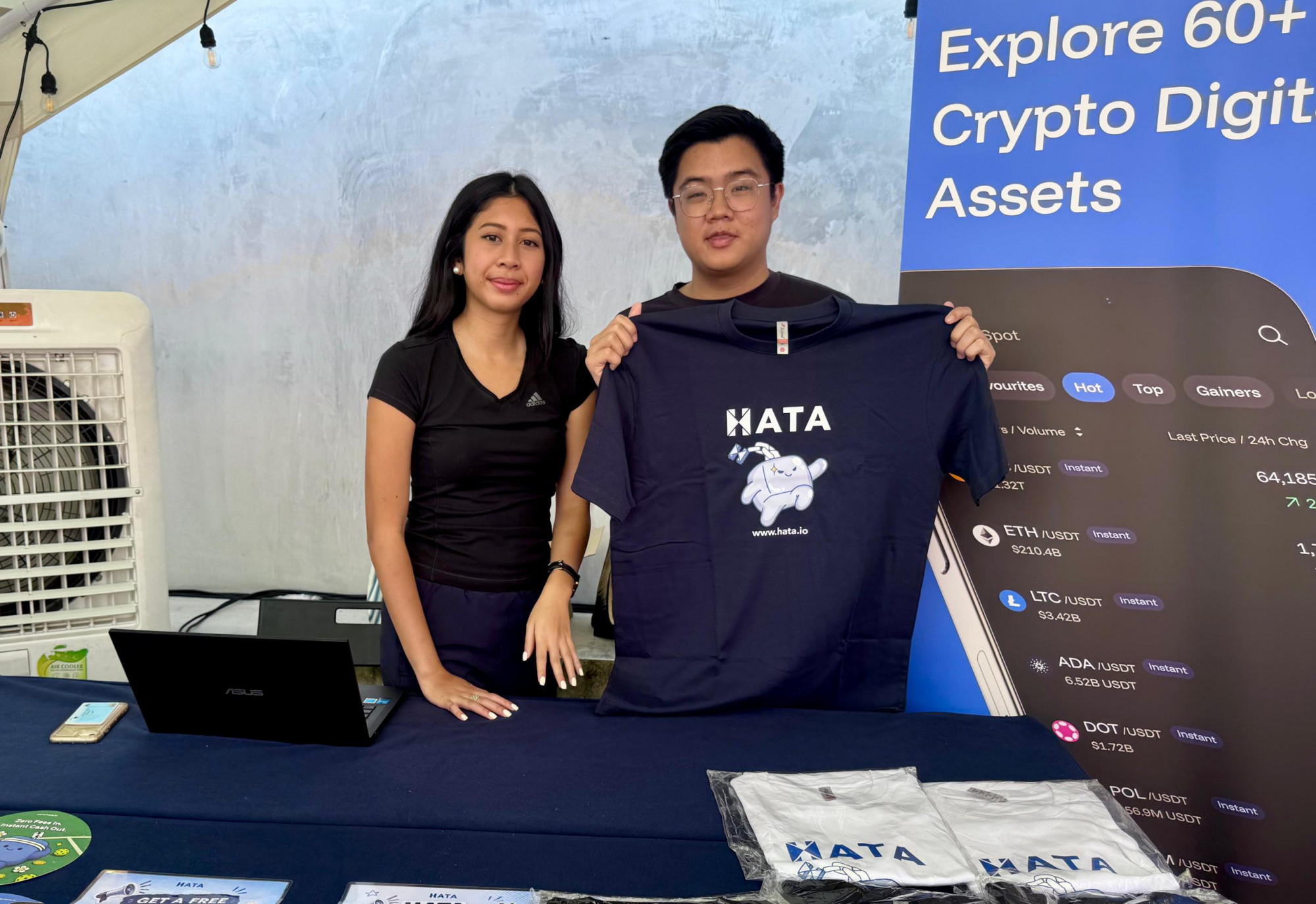 HATA Digital私人有限公司市场助理东姑伊莉娜(Tengku Erina)(左)和周迅(右)。 HATA Digital私人有限公司市场助理东姑伊莉娜(Tengku Erina)(左)和周迅(右)。