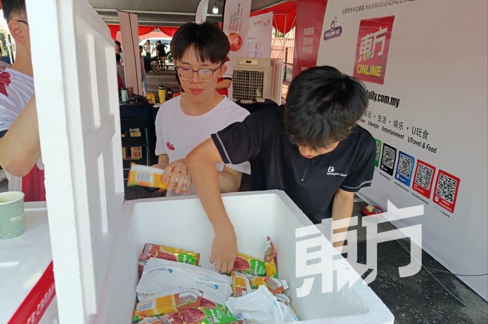 农鲜公司派送的冰淇淋魅力无穷，成为现场民众消暑解热的人气甜品。