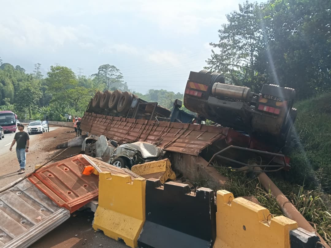 一辆拖格罗里疑似失控翻覆后压毁一辆轿车，造成4人当场死亡。