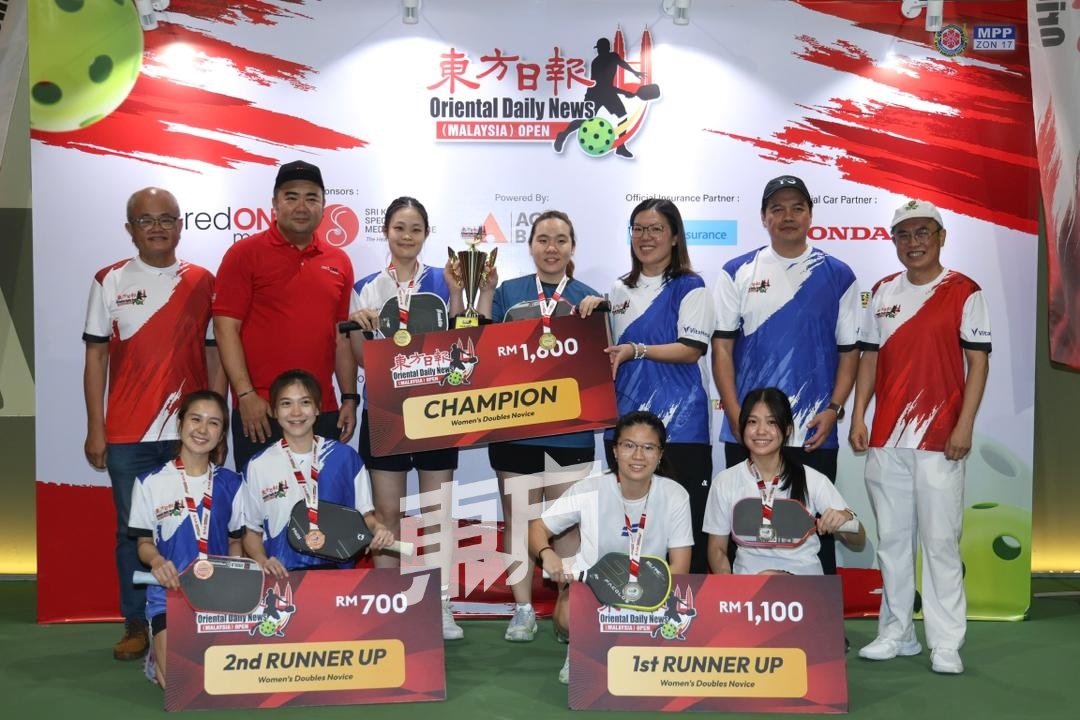 《东方日报》执行董事陈利良（后排左起）、redONE首席营销官郑明博（后排左2）、《东方日报》编务协调总监陈政栋（后排右1）、大马匹克球协会特别委员会成员拿督万卡立万慕哈末（后排右2）和《东方日报》管理层代表刘可诗（后排右3）为初级组女双三甲颁奖。后排左3起为冠军王钶柔、张昱彤；前排左起为季军谭薇炜、张静怡、亚军刘心意和叶宇彤