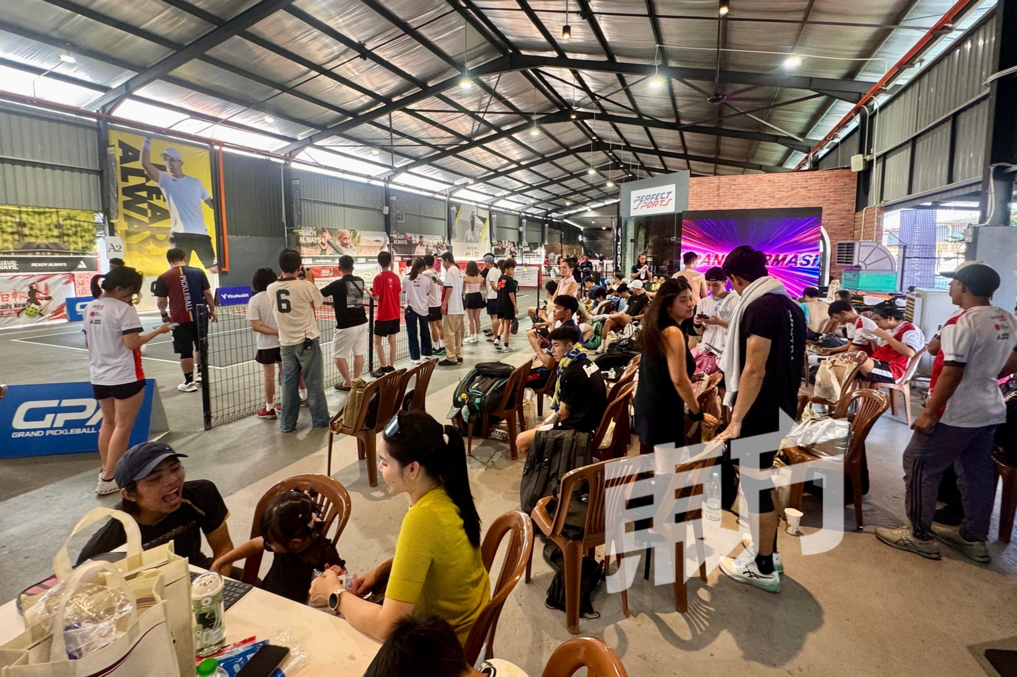 赛场旁观赛人潮，观众或坐或站聚集在球场周围，专注观战，为参赛选手热情助阵。