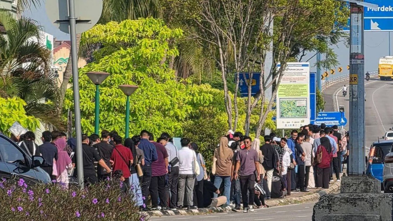 马六甲一间外国科技公司在酒店举行现场面试，吸引逾千人前来应聘，引发关注。