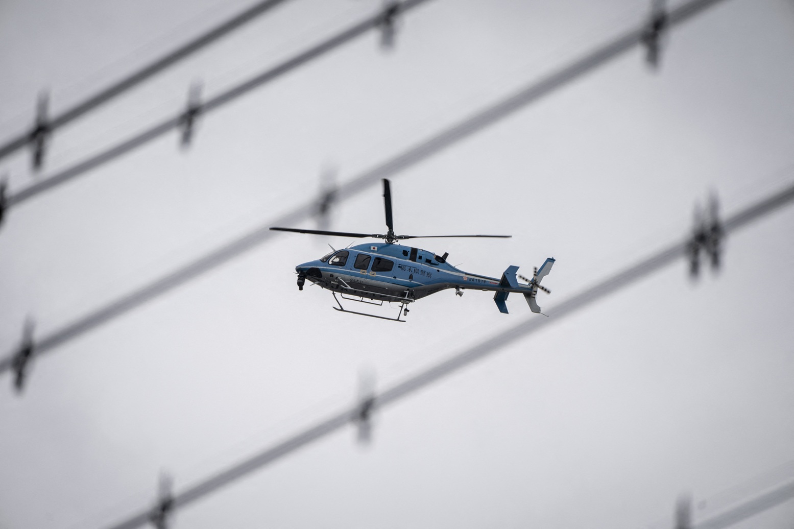一架警方直升机周二在日本栃木县宇都宫市上空盘旋,搜索最近在城里出没的野熊。(图取自法新社) 一架警方直升机周二在日本栃木县宇都宫市上空盘旋,搜索最近在城里出没的野熊。(图取自法新社)