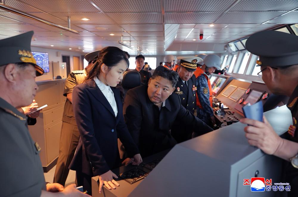 朝鲜最高领导人金正恩与女儿金主爱，周四在朝鲜境内一处未公开的地点乘坐“姜健”号驱逐舰，并参观了综合指挥所。（图取自朝中社/法新社）