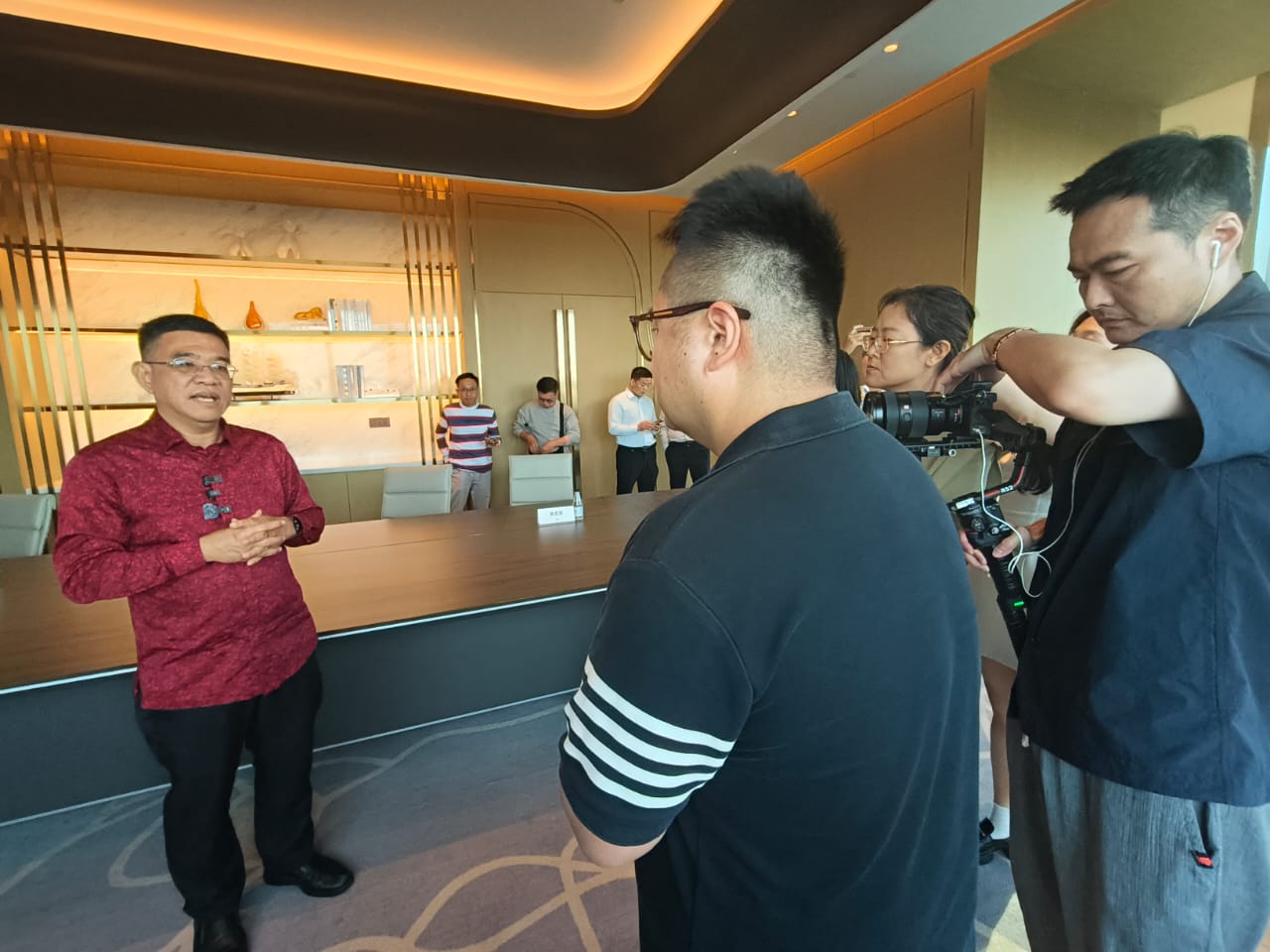 黄汉伟接受青岛当地广播电视台的访问。 黄汉伟接受青岛当地广播电视台的访问。