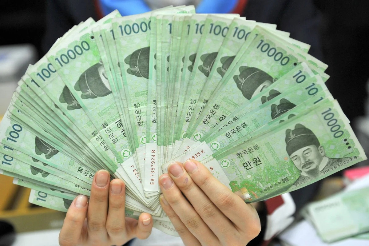 分析人士认为，在外部环境未出现实质性改善之前，仅凭言辞干预和边际性政策调整，难以从根本上扭转韩元的贬值趋势。（法新社档案照）