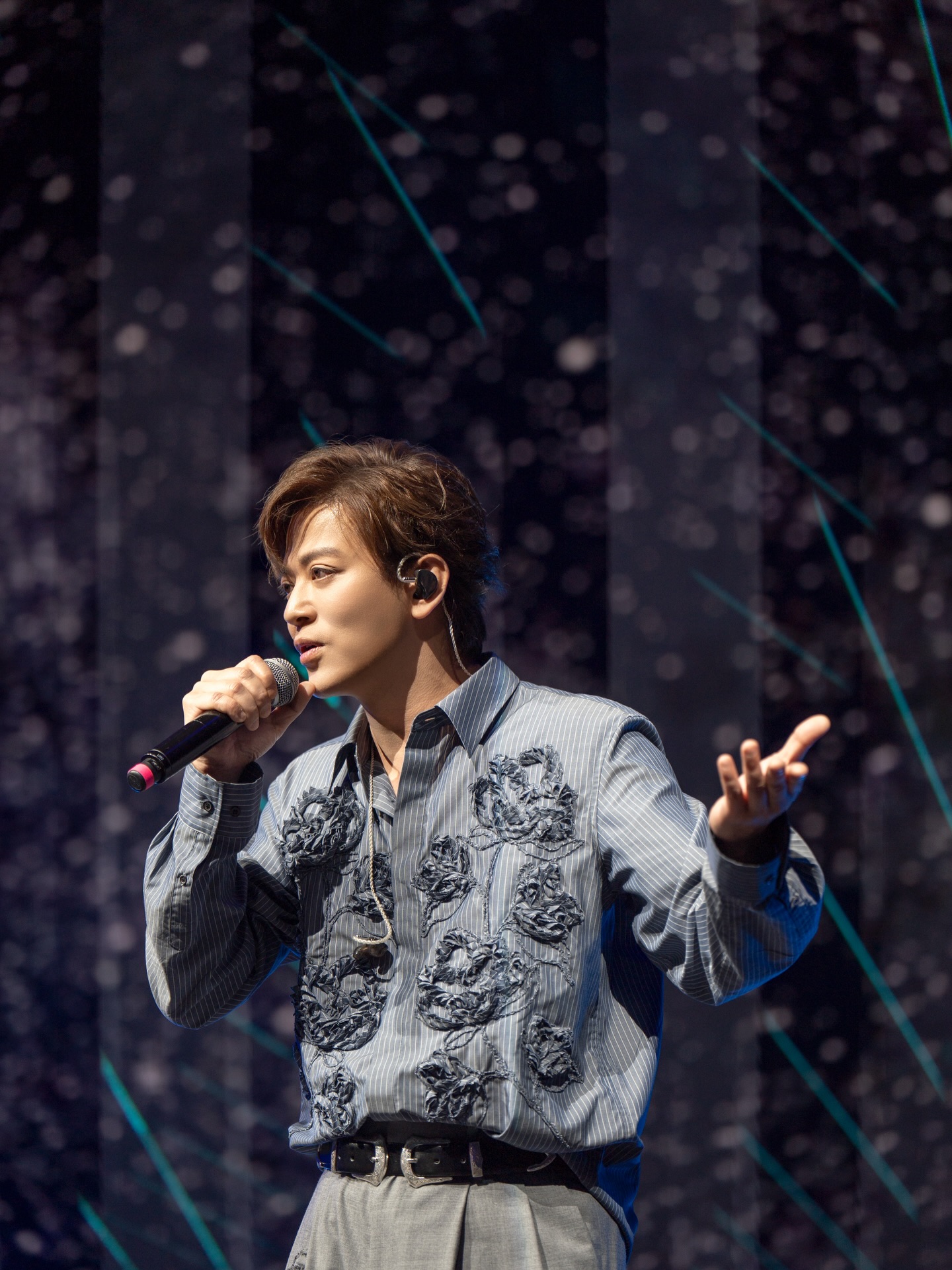 陈晓东透露,此次演出都是从零开始重新编曲编舞,而开场VCR也会有特别妆容,希望歌迷多多期待。 陈晓东透露,此次演出都是从零开始重新编曲编舞,而开场VCR也会有特别妆容,希望歌迷多多期待。