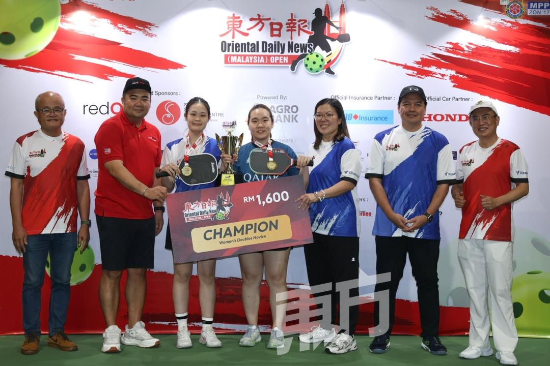 redONE首席营销官郑明博（左2）颁发冠军奖杯予初级组女子双打王钶柔、张昱彤。左起为陈利良、刘可诗、万卡立万慕哈末、陈政栋。