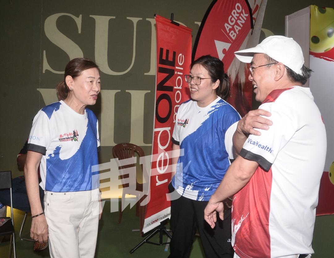 刘可诗（中）、陈政栋（右）与金牌赞助商与巴生刘永美专科医疗中心首席执行员陈宣嬛交流畅谈，气氛愉快融洽。