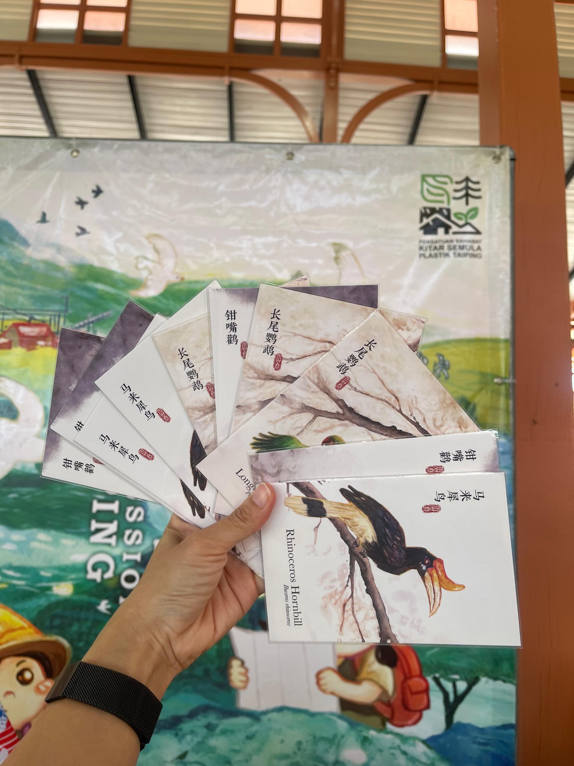 在科技发展迅速时代，仍有一些人有兴趣收藏明信片。