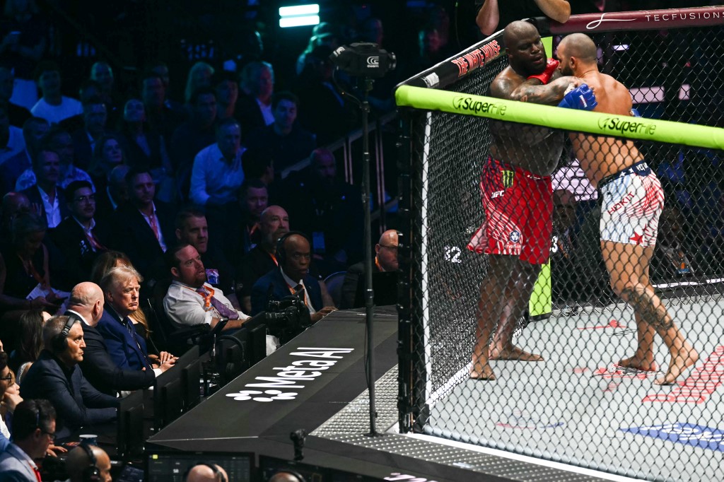 美国总统特朗普周日白宫南草坪观看“UFC Freedom 250”综合格斗赛事中,美国选手霍基特(右)与美国选手刘易斯之间的重量级对决。(图取自法新社) 美国总统特朗普周日白宫南草坪观看“UFC Freedom 250”综合格斗赛事中,美国选手霍基特(右)与美国选手刘易斯之间的重量级对决。(图取自法新社)