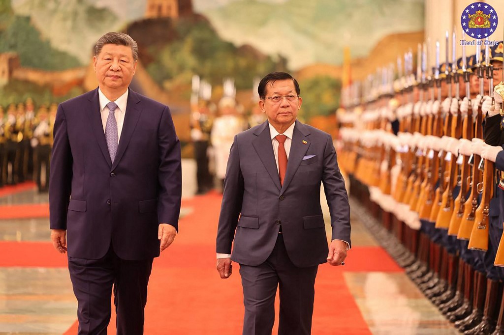 缅甸总统敏昂莱(右)和中国国家主席习近平周二在北京人民大会堂举行的欢迎仪式上检阅仪仗队。(图取自缅甸总统新闻局/法新社) 缅甸总统敏昂莱(右)和中国国家主席习近平周二在北京人民大会堂举行的欢迎仪式上检阅仪仗队。(图取自缅甸总统新闻局/法新社)