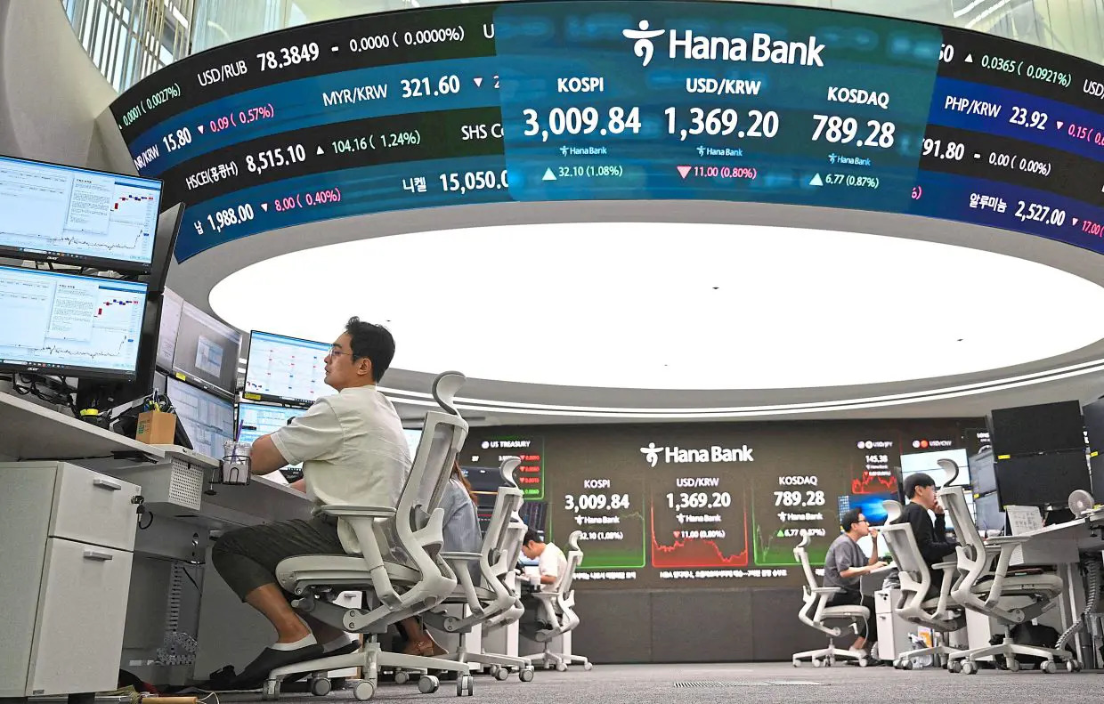 在韩股逼近9000点之际,韩国财长表示,将监控金融市场,必要时采取稳定措施,并寻求结构性改善,以缓解金融与外汇市场波动。(法新社档案照) 在韩股逼近9000点之际,韩国财长表示,将监控金融市场,必要时采取稳定措施,并寻求结构性改善,以缓解金融与外汇市场波动。(法新社档案照)